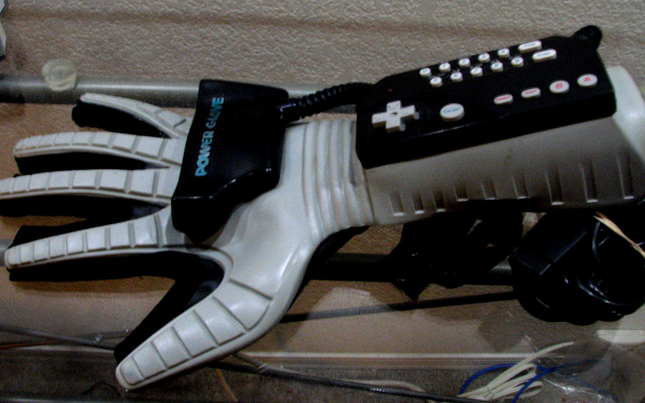 A imagem mostra uma power glove.